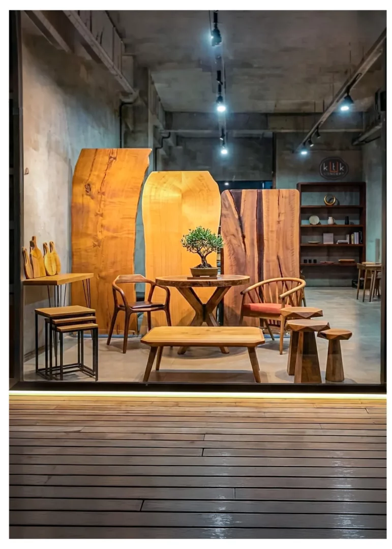 KTK Concept showroom — Masko'nun yanındaki İkitelli Keresteciler Sitesi'nde masif ceviz tablalar, masa ve sandalyeler